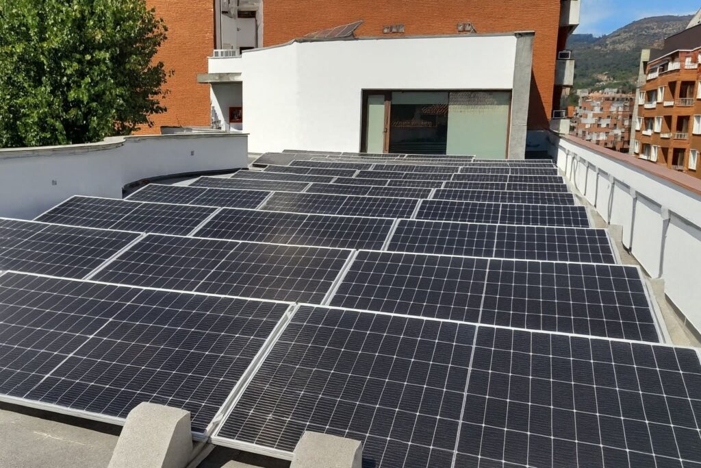 nstalación fotovoltaica en cubierta industrial para reducción de costes energéticos